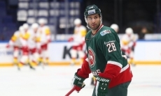 Экс-лидер «Барыса» жестоко нокаутировал соперника об борт и получил дисквалификацию от КХЛ. Видео