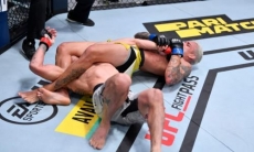 Видео боя, или Как Фергюсона жестко избивали на UFC 256 после поражения от Гэтжи
