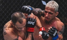 Видео полного боя Тони Фергюсон — Чарльз Оливейра на UFC 256 с удивительным исходом