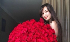 Сабина Алтынбекова послушала песню под гитару и призналась в любви. Видео