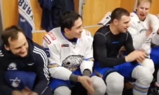 «Давайте поздравим Сэма с первой шайбой». «Барыс» показал раздевалку после победы над «Куньлунь Ред Стар»