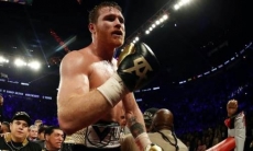 «Канело» разгромил Смита и завоевал титулы чемпиона мира по версиям WBA и WBC