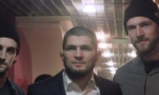 Игроки «Торпедо» встретились с Хабибом и подарили ему форму команды перед матчем с «Барысом»