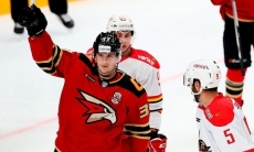 Игрок «Авангарда» отправил клюшку соперника на трибуну и пропустит начало матча с «Барысом». Видео