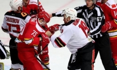 Судьи еле разняли. Форвард «Авангарда» устроил жесткую драку перед матчем с «Барысом». Видео