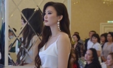 Сабина Алтынбекова показала свой рождественский образ. Видео