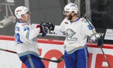 «А что, так можно было?» «Барыс» удивился шайбе своего легионера «Авангарду». Видео