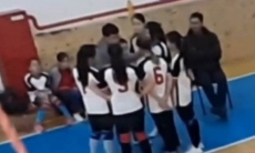 «Некоторые могут подумать, что нам заплатили». Ударивший по лицу девочку казахстанский тренер добился прощения