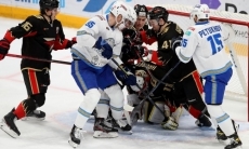 «Авангард» в матче КХЛ против «Барыса» лишился двух хоккеистов основного состава