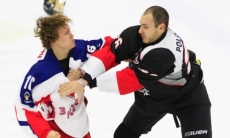 Казахстанский хоккеист после ухода из «Барыса» вновь устроил зрелищный махач. Видео