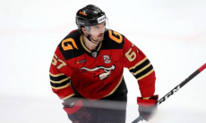 Хоккеист «Авангарда» побил клубный рекорд и подобрался к лидеру «Барыса» в списке снайперов-защитников КХЛ