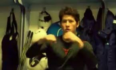 Капитан фарм-клуба «Барыса» исполнил зажигательный танец в раздевалке перед матчем. Видео