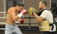 Непобежденный казахстанский боксер продемонстрировал скорость и силу ударов в ринге. Видео