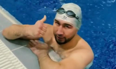 Непобежденный казахстанский боксер сменил ринг на бассейн. Видео