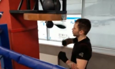 Казахстанский боксер продолжает подготовку к возвращению на ринг после поражения нокаутом. Видео