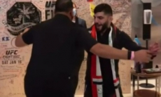 «Принц» зажигательно станцевал после победы над Жумагуловым в UFC. Видео
