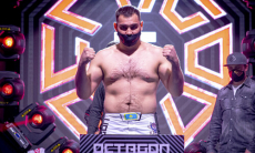 Елеусинов жестко удосрочил своего соперника, не оставив тому ни единого шанса. Видео