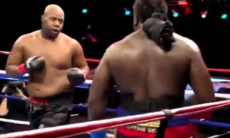Непобежденный супертяж нокаутировал соперника в бою за вакантный титул чемпиона мира. Видео