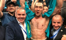 Бейбут Шуменов «помог» новому чемпиону мира войти в историю бокса