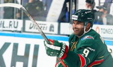 Хоккеист сборной Казахстана грязным приемом вырубил соперника в матче КХЛ. Видео