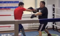 Казахстанский боксер показал видео работы на лапах с тренером перед возвращением на ринг