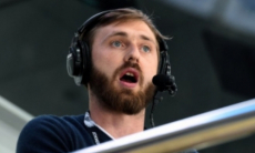 Ведущему программы «Судейская» вручили подарок от «Барыса»