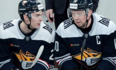 «Красивый жест». Наставник «Металлурга» объяснил решение выпустить сына и отца на лед в матче с «Барысом»