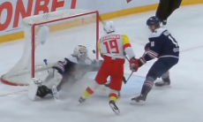 Один из лидеров конференции «Барыса» в КХЛ прервал свою десятиматчевую победную серию. Видео