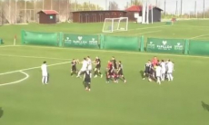 Казахстанские футболисты устроили массовую драку прямо во время матча. Видео