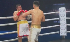 Как Камшыбек Кункабаев избивал россиянина, пока тот не сдался в бою за титул WBO. Видео
