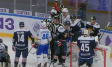 Хоккеисты «Барыса» и «Металлурга» устроили потасовку во втором матче плей-офф КХЛ. Видео