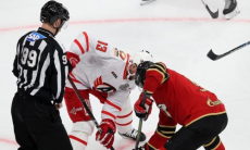 Арбитр потерял сознание во время сумасшедшего матча соперников «Барыса» в плей-офф КХЛ