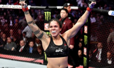 Аманда Нуньес за две минуты выиграла десятый титульный бой подряд в UFC. Видео