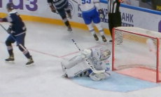 «Барыс» пропустил третью шайбу от «Металлурга» в пятом матче серии плей-офф КХЛ. Видео