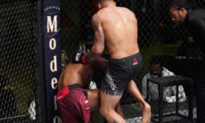 Бой UFC признан несостоявшимся из-за запрещенного ударом коленом. Яна за такое дисквалифицировали. Видео