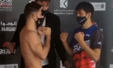Казахстанский чемпион сделал вес и провел дуэль взглядов с «Солдатом» перед дебютом в известном промоушене. Видео