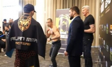 Казахстанский файтер провел битву взглядов с непобежденным нокаутером перед дебютом в промоушне Хабиба. Видео