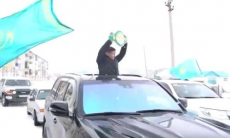Непобежденный казахстанский боксер праздничным автопробегом привез титул WBC в родной город. Видео