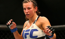 Экс-чемпионка UFC возобновит карьеру и сразится с самым возрастным бойцом промоушна