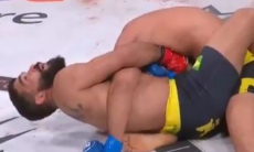 Чемпион Bellator в первом раунде усыпил соперника удушающим приемом. Видео