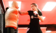 Первая казахстанка в UFC показала навыки работы в стойке и избила манекен. Видео