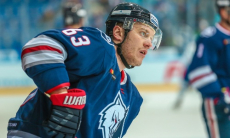 Соперник «Барыса» по конференции КХЛ расторг контракт со своим лучшим защитником-бомбардиром