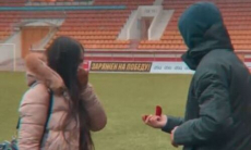Футболист клуба КПЛ сделал предложение руки и сердца на стадионе сразу после матча чемпионата. Видео