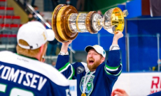 В клубе хоккеиста сборной Казахстана выступили с заявлением о возвращении в КХЛ