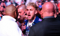 Звездный блогер спровоцировал стычку с экс-чемпионом UFC. Видео