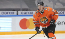 Клуб конференции «Барыса» в КХЛ продлил контракты с двумя защитниками