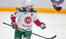 Топ-клуб конференции «Барыса» в КХЛ продлит контракт с 40-летним нападающим