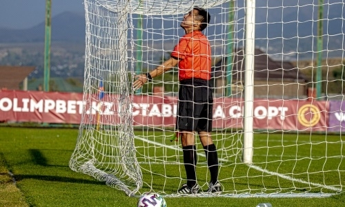 Обслуживавший матч «Манчестер Юнайтед» казахстанский судья вернулся в футбол