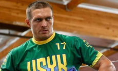 Александр Усик поздравил подписчиков с Пасхой и показал фото в рясе священника