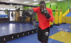 Экс-боец UFC показал видео своей тренировки перед титульным боем с казахстанцем в США